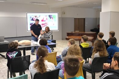 Kurzy první pomoci probíhají v Praze 13 aktuálně na deseti základních školách, vždy pro žáky sedmých ročníků. Vždy je vede zkušený záchranář,