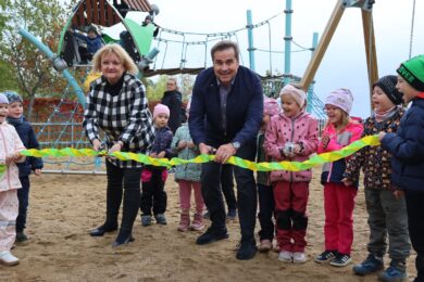 Praha 13 otevřela v Husníkově ulici ve Stodůlkách nově zrekonstruované dětské hřiště.