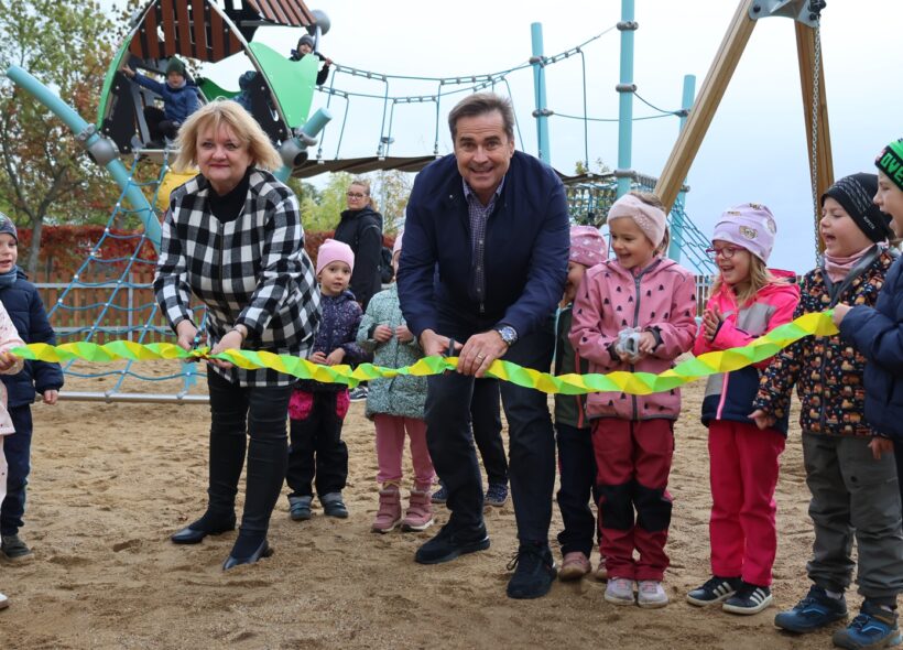 Praha 13 otevřela v Husníkově ulici ve Stodůlkách nově zrekonstruované dětské hřiště.