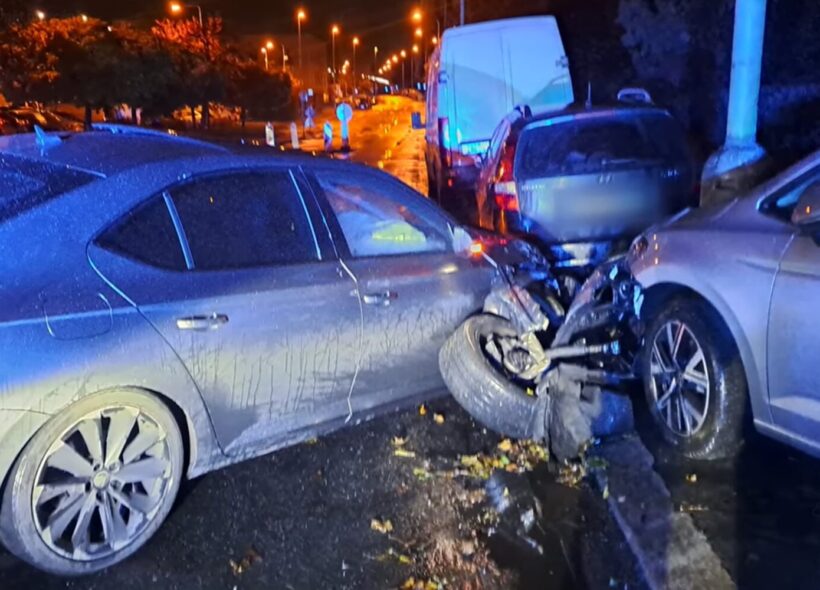 V Cíglerově ulici, v Praze 14, si v noci autohlídka městské policie všimla několika poškozených vozidel, která zjevně byla účastníky dopravní nehody. Viníkem byl opilý čidič...