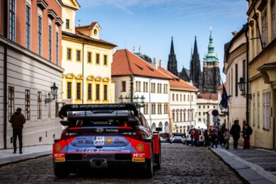 Pražské ulice ožijí v neděli 12. října zvukem motorů světové rallyové špičky. Do metropole dorazí soutěžní speciály týmů Toyota, Hyundai a Ford, které se představí v rámci exhibičního prologu Víkend s WRC – Pražská jízda.