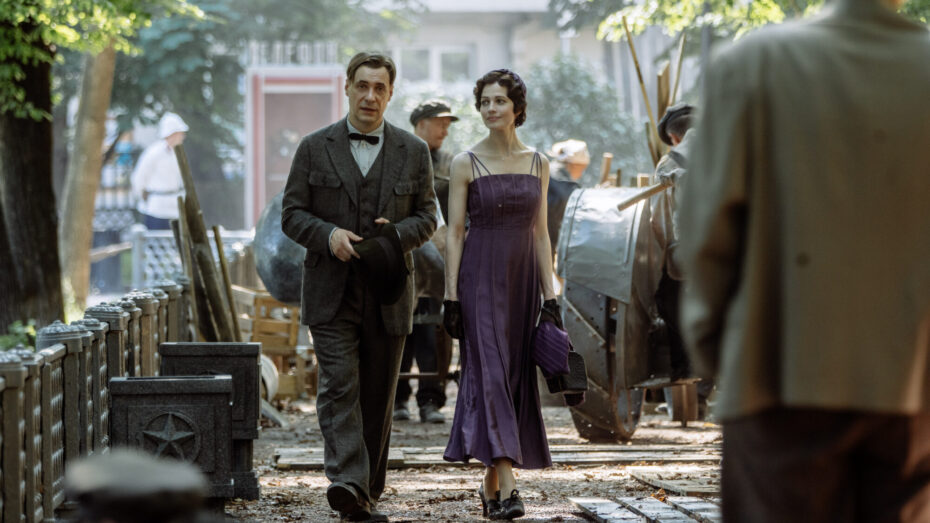 Moskva 30. let minulého století. Dramatik je vyhnán ze Svazu spisovatelů a ocitá se na okraji společnosti. Pod vlivem své múzy Markétky začíná psát satirický román, kde se jeho pronásledovatelé proměňují v groteskní figury.