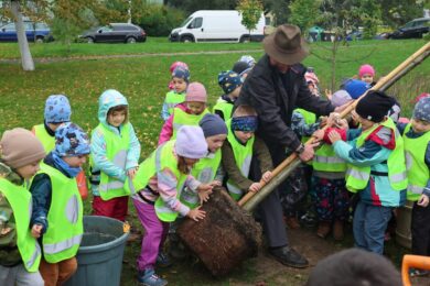 Děti ze základních škol v Praze 13 zasadily při Dnu stromů dub letní, naučily se poznávat přírodu kolem sebe a připomněly si, proč jsou stromy důležité pro život města i budoucí generace.