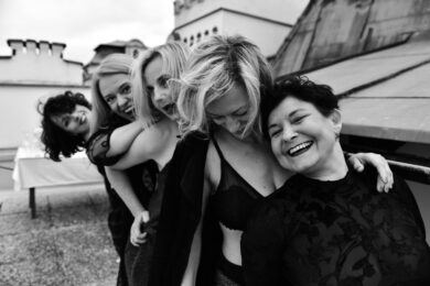 Městské divadlo Mladá Boleslav představilo v Divadle Komedie v Praze svůj nový benefiční kalendář s názvem Naše holky z kalendáře, inspirovaný stejnojmennou divadelní inscenací Holky z kalendáře podle hry Tima Firtha.