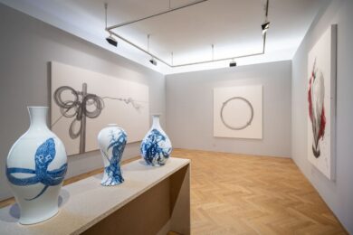 V Galerii Villa Pellé v pražské Bubenči je až do 16. listopadu k vidění výjimečná výstava českého umělce Jiřího Straky, který propojil čínské výtvarné techniky se současnými západními tématy. 