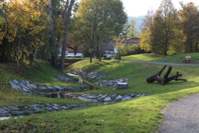 Koryto Kunratického potoku již není rovné a betonové, ale přírodní a potok meandruje.