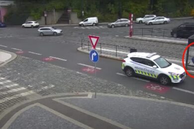  Třináctiletá turistka omylem odjela sama neznámým směrem, zatímco její matka zůstala na zastávce. Díky rychlé reakci městské policie však vše dopadlo dobře.
