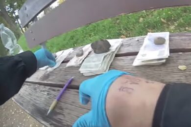 Muž pod vlivem drog v Praze 4 vyhodil před kolemjdoucím téměř 120 tisíc korun, prohlásil „Nikdo se to nedozví“ a zmizel. 