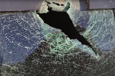 Kuriózní zásah řešila o víkendu hlídka Městské policie Praha 5. Strážníci vyjížděli do ulice U Železničního mostu, kde neznámý muž házel kameny na zaparkovaná vozidla.