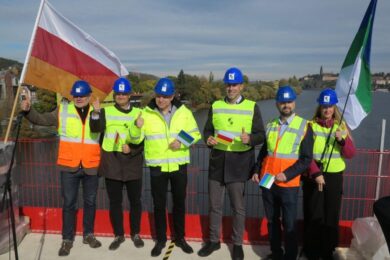 Setkání starostů na Dvoreckém mostu: Lukáš Herold z Prahy 5 (třetí zleva) a Ondřej Kubín z Prahy 4 (třetí zprava)