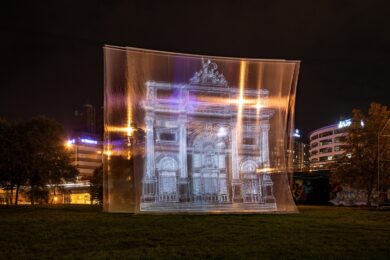 Na místě bývalého nádraží Praha-Těšnov vznikne od 22. do 26. října 2025 unikátní audiovizuální instalace Těšnov 150, připomínající 150 let od jeho otevření. 