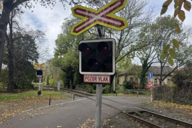 Kvůli nebezpečným situacím na železničním přejezdu v Liboci zavádí Praha 6 nové dopravní opatření. 