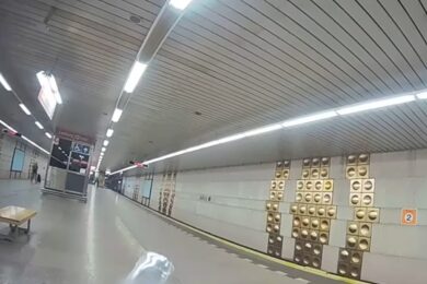 Osmdesátiletá žena vypadala na nástupišti metra nejistě a působila dezorientovaně. Dozorčí proto neváhal kontaktovat městskou policii, která na místo dorazila během několika minut.