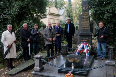 Slavnostní odhalení obnoveného hrobu významného architekta, stavitele a bývalého smíchovského starosty Aloise Elhenického.
