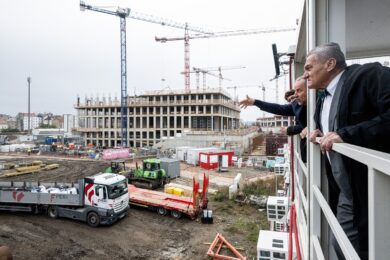 Jedním z hlavních bodů jednání primátora Svobody při návštěvě Prahy 5 byla také plánovaná výstavba nové základní školy Smíchov City pro 580 dětí. Praha 5 nabídla městu pozemek, který získala od developera Sekyra Group.