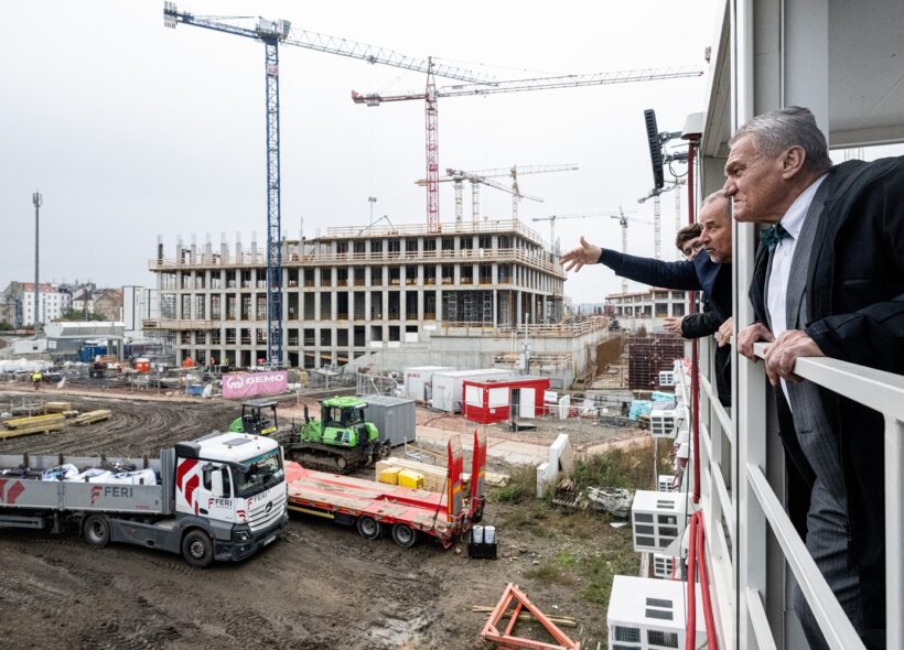 Jedním z hlavních bodů jednání primátora Svobody při návštěvě Prahy 5 byla také plánovaná výstavba nové základní školy Smíchov City pro 580 dětí. Praha 5 nabídla městu pozemek, který získala od developera Sekyra Group.