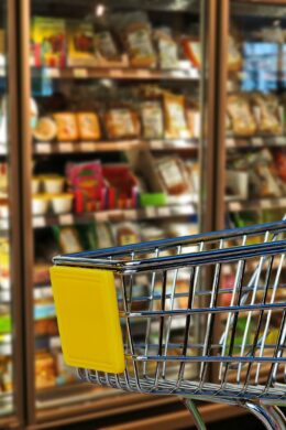 Obchodní řetězce — místo, kde se ztrácí logika cen. Zatímco zemědělci bojují o přežití, marže v této části potravinového řetězce rostou do desítek procent. Výsledkem je drahé jídlo, levná práce a systém, který selhává.