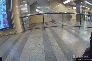 Strážníci ve stanici metra Můstek zadrželi zapáchajícího agresora.