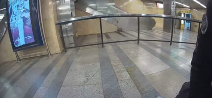 Strážníci ve stanici metra Můstek zadrželi zapáchajícího agresora.