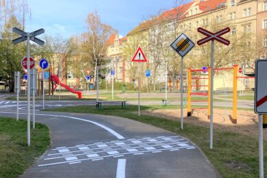 Začala rekonstrukce dopravního hřiště v ulici Na Výšinách v Praze 7, která potrvá do března 2026 a přinese nové bezbariérové toalety, moderní prostor pro půjčovnu i další praktická vylepšení. 