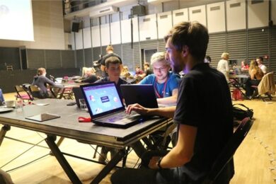 Letošní ročník Ideathonu přinese dvoudenní soutěž tříčlenných týmů, kteří budou společně s odborníky hledat nové nápady, jež mohou zlepšit život v Praze 13, s důrazem na využití umělé inteligence.