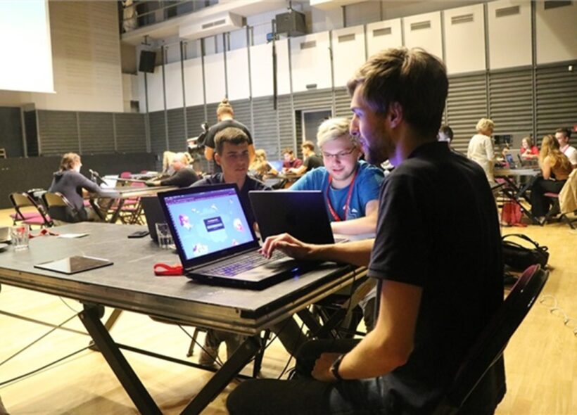 Letošní ročník Ideathonu přinese dvoudenní soutěž tříčlenných týmů, kteří budou společně s odborníky hledat nové nápady, jež mohou zlepšit život v Praze 13, s důrazem na využití umělé inteligence.