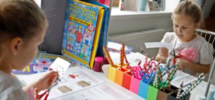 Trénování jemné motoriky školáků pomocí stříhání a lepení.