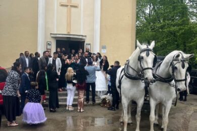 Fiakr jako součást slavnostního dne. Pražské kočáry stále vozí hosty i nevěsty — a dokazují, že tradice má v moderním městě své místo.