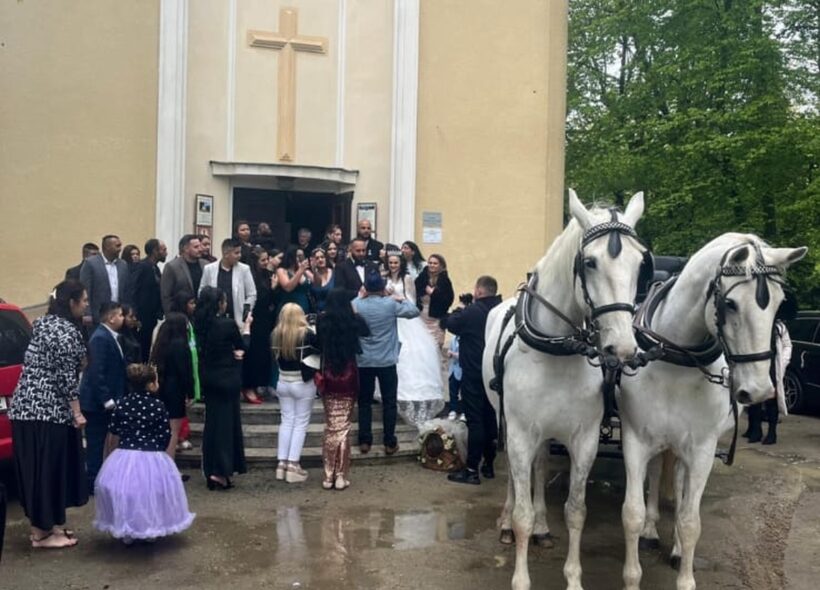 Fiakr jako součást slavnostního dne. Pražské kočáry stále vozí hosty i nevěsty — a dokazují, že tradice má v moderním městě své místo.