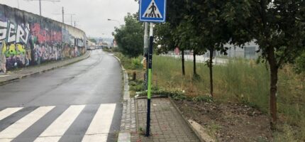 V ulici Mezi Vodami v Hodkovičkách vznikne podle radnice Prahy 4 celkem 59 nových parkovacích míst a nový chodník pro pěší. 