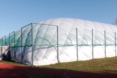 Nová přetlaková hala v areálu ZŠ Glowackého pokrývá zhruba polovinu modernizovaného multifunkčního hřiště s umělým povrchem.