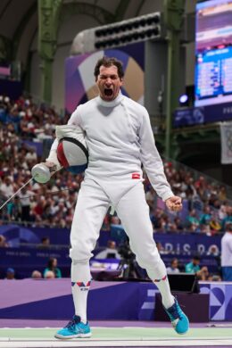 Jiří Beran mladší v euforii po zisku olympijské medaile na hrách v Paříži 2024. Symbol fair play a vytrvalosti slaví triumf před vyprodaným Grand Palais.