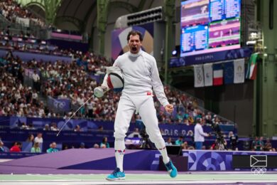 Jiří Beran mladší v euforii po zisku olympijské medaile na hrách v Paříži 2024. Symbol fair play a vytrvalosti slaví triumf před vyprodaným Grand Palais.