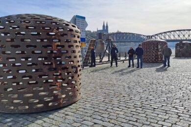 Na smíchovské náplavce pod železničním mostem se až do února 2026 usídlí pět velkých kovových skulptur z bývalých cisteren.