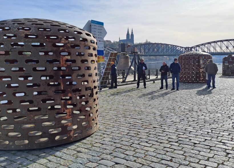 Na smíchovské náplavce pod železničním mostem se až do února 2026 usídlí pět velkých kovových skulptur z bývalých cisteren.