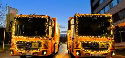 První adventní neděli vyrazí do pražských ulic dvojice vánočně ozdobených popelářských vozů Pražských služeb. 