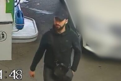 Pokud muže poznáváte nebo máte jakékoliv informace o jeho pohybu, policie žádá, abyste kontaktovali linku 158.