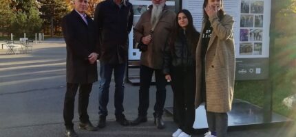 V parku Na Pankráci mohou lidé až do 16. listopadu 2025 navštívit výstavu fotografií Co vidím já, kterou tvoří snímky dětí z dětských domovů. Záběr ze slavnostního otevření výstavy, na které městskou část Prahy 4 zastupovali starosta Ondřej Kubín (ODS) a radní Petr Tomáš Opletal (TOP 09).