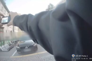 Řidič blokující vjezd do pěší zóny, odmítl spolupracovat, napadl hlídku městské policie a bránil se nasazení pout. Strážníci museli použít donucovací prostředky včetně slzného plynu.