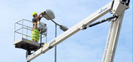 Městská část Praha 5 zajistila instalaci nového veřejného osvětlení v ulici Na Pomezí. 