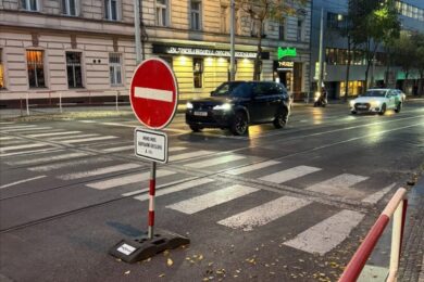 Problematický jednosměrný provoz v radlické ulici v Praze 5.