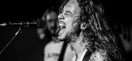 Britský zpěvák, kytarista a skladatel Rufus Miller oznámil lednovou Basement Tour 2026, v lednu bude také v Praze.