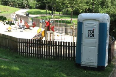 Přes léto slouží i v Praze 5 na hřištích a sportovištích mobilní WC.