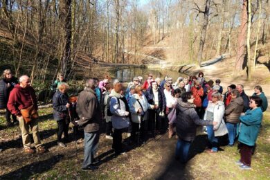  VYSOČANSKÁ  „Véčka" - vycházka, vystoupení, vyprávění, výlet - jsou určena výhradně seniorům z MČ Praha 9 - z Vysočan, Hrdlořezů a Proseka. 