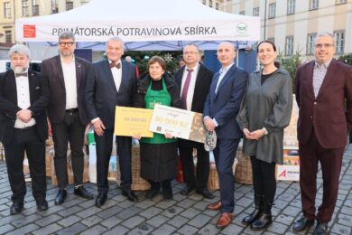 Díky štědrosti veřejnosti, zaměstnanců magistrátu i zapojených firem se letos podařilo vybrat v primátorské adventní sbírce celkem 2 780 kilogramů potravin, drogerie a krmiva pro zvířata.
