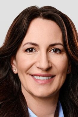 Alexandra Udženija – bývalá starostka Prahy 2, současná náměstkyně primátora hlavního města pro sociální oblast a zdravotnictví a předsedkyně pražské ODS.