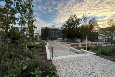 Modernizované Branické náměstí v Praze 4 vypadá nejen moderně, ale je také funkční.