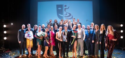 Všichni soutěžící letošního ročníku taneční soutěže Roztančené divadlo.