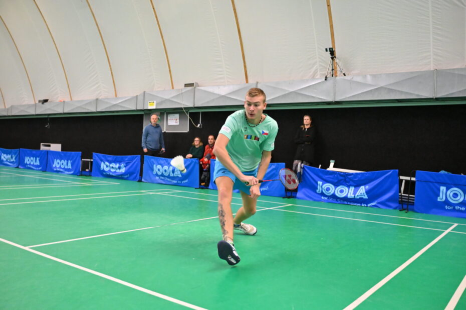 Dynamický moment z mezinárodního turnaje racketlonu. Podobné okamžiky dokazují, že i malé sporty vychovávají talentované sportovce schopné obstát na světové scéně.