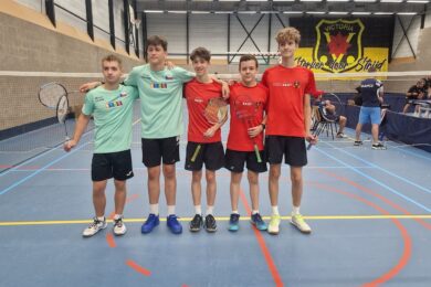 Reprezentační tým juniorů U16 (Michal Fojtík, Šimon Kniezek) vybojoval bronzovou medaili na mistrovství světa v Rotterdamu 2024. Úspěch mladých racketlonistů je důkazem, že i malé sporty dokážou přinášet České republice cenné výsledky a vychovávat talentované sportovce. Přesto právě tyto svazy čelí existenčním problémům kvůli rozhodnutím Národní sportovní agentury, která jim odepřela dotace. Fotografie tak symbolizuje nejen radost z mezinárodního úspěchu, ale i paradoxní situaci, kdy stát na jedné straně volá po „rozpohybování národa“, a na straně druhé dusí malé sporty, jež tuto roli naplňují.